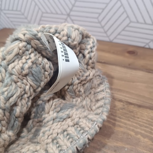 Forever 21 Cozy Chunky Knit Pom-Pom Gray & Tan Winter Warm Cable Knit Beanie Hat - Picture 5 of 7